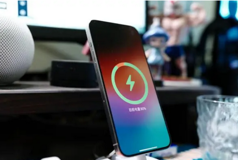 铁力苹果15换屏服务分享用什么充电器给iPhone15充电更好 